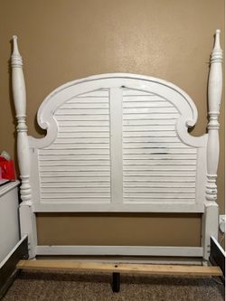 Cama queen sólida pesada color blanco caveseras mueble para ropa y buró en buen estado