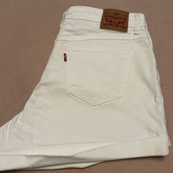 White Levi’s Jean Shorts Size 31