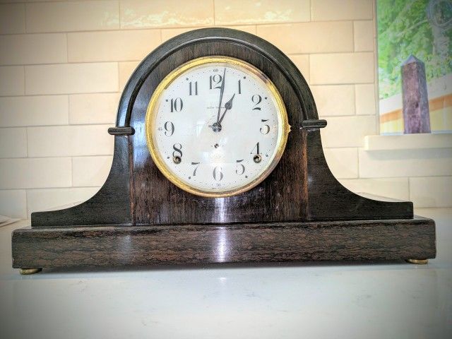 Beautiful 1800s or early 1900s Seth Thomas antique adamantine mantle clock. Seems to run well, but due to its age need to sell as is. Lovely gong chim