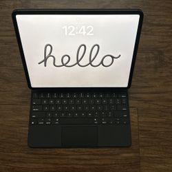 Apple iPad 12.9” 5th gen with keyboard in excellent condition! 