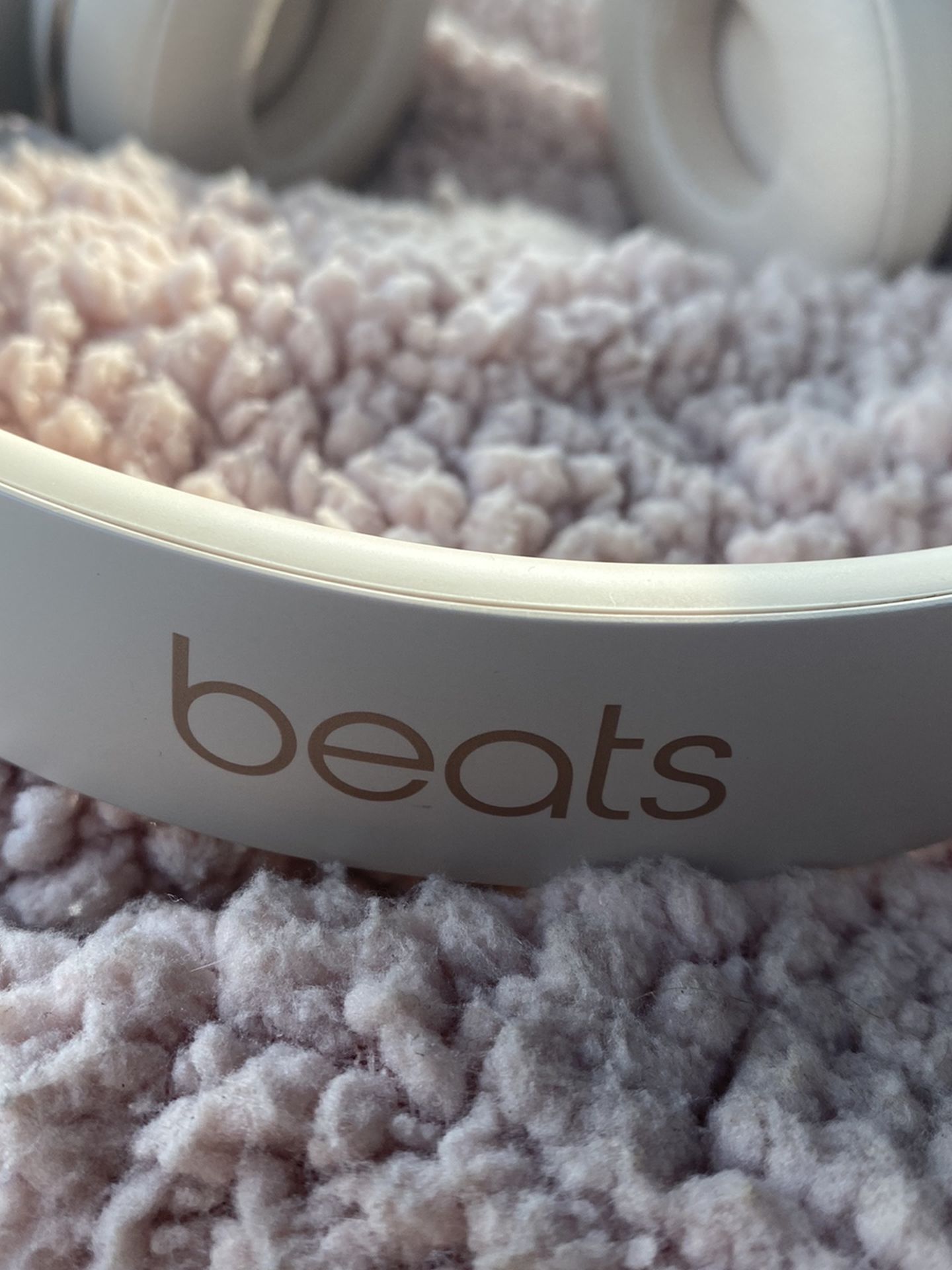 Wireless Beats By Dre Solo 3’s Rose gold