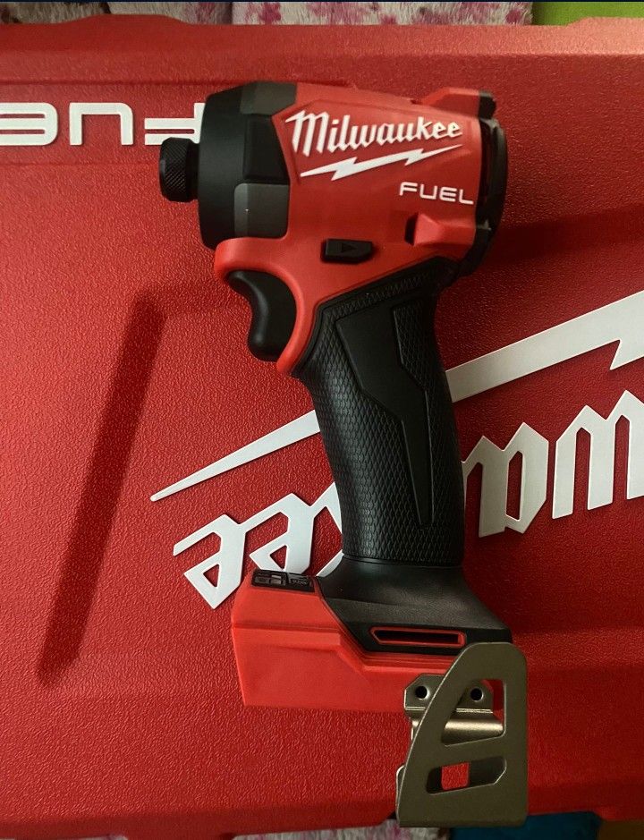 Milwaukee M18 F U E L 18 Volt Brushless Cordless 1/4 I N HE X. Impact Driver