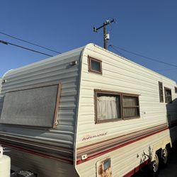1996 Road Ranger - 22ft Travel Trailer 2 Door