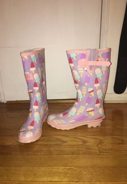 Women’s rain boots size 8
