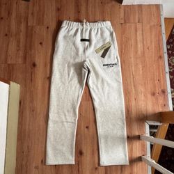 🔥 FEAR OF GOD ESSENTIALS SWEATPANTS – LIGHT OATMEAL (LIGHT GREY) – SIZE XS (NEW)