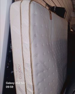 Saatva king mattress