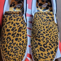 New Sz 9 Nike Slip-Ons 