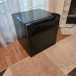 Insignia 1.7 cu ft Black Mini Fridge