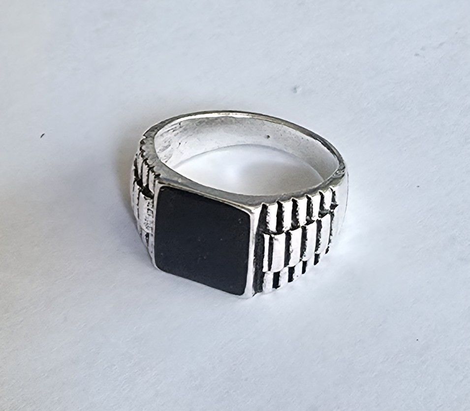 BLACK ONYX QUALITY TITANIUM SILVER EMBOSSED NEW MENS SIZE 10 STATEMENT RING
