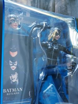 McFarlane DC Multiverse - Catwoman (Battle Damage) (NEW IN BOX) - Batman Returns (1992) - Deluxe Theatrical Edition