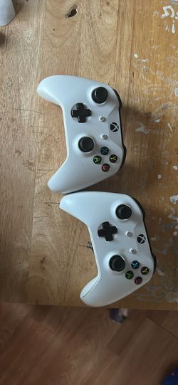 XBOX SERIES X WITH 2 CONTROLLERS AND ALL THE CORDS