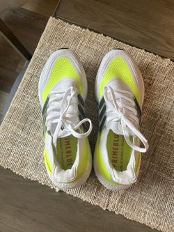 Women's Adidas Ultraboost 21 Size 8.5 for Sale in Puyallup, WA - OfferUp