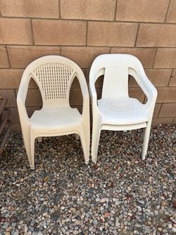 Set of 4 Plastic Patio Chairs (2 White, 2 Beige)