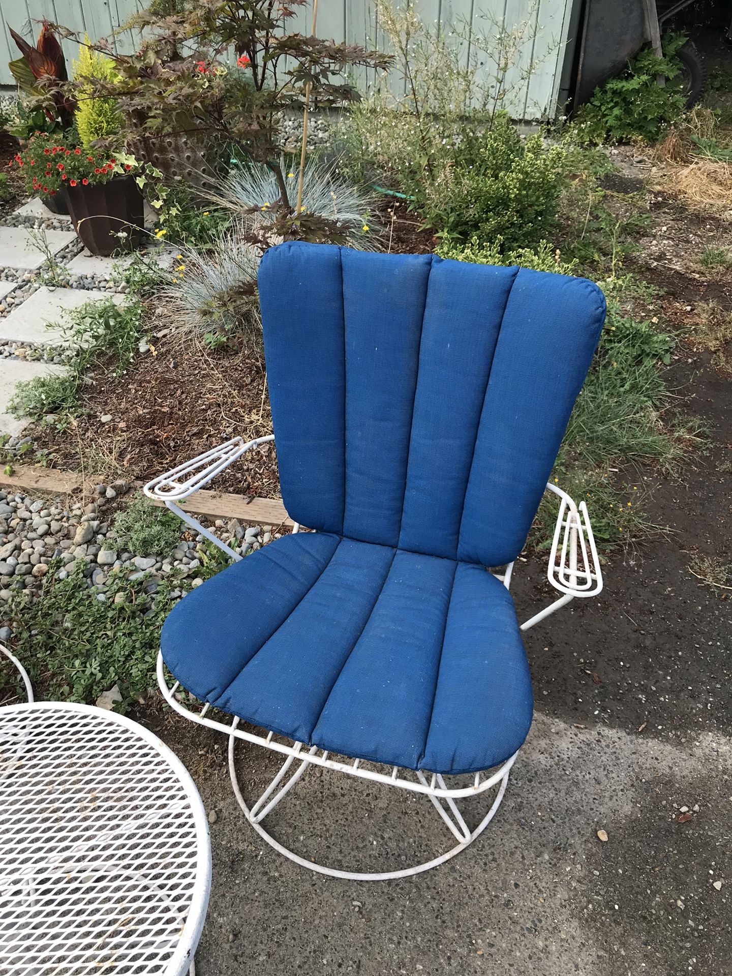 Vintage Mid Century Modern Homecrest Wire B25 Chairs and Side Table