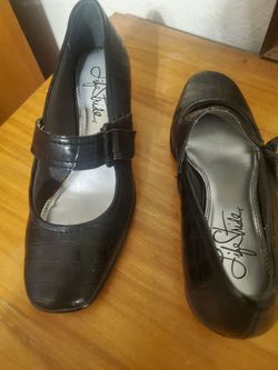 Nice New Ladies Black Work Shoes Size 61/2 made by Lifestride
