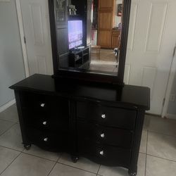 Dresser Dark Brien With (6) Drawers And A Mirror *** Great Condition ***