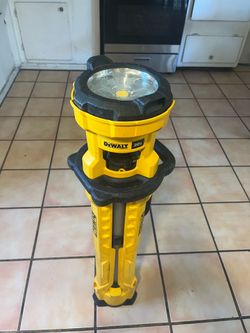 DeWalt 20 V power lights mechanic special four parts does not turn on when I insert the battery