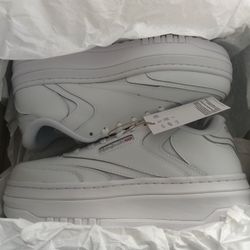 Reebok Women's Club C Extra Shoe (Size 9)