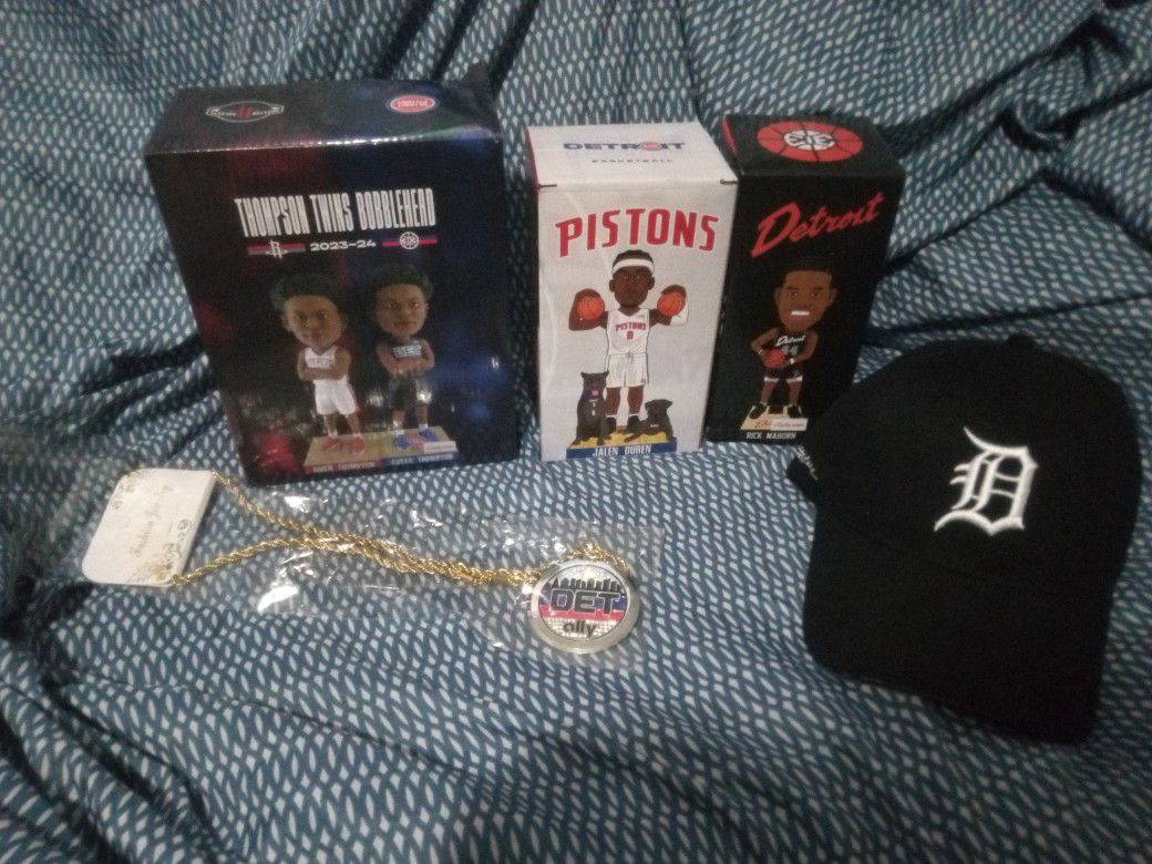 NBA Bobbleheads, Hat And Necklace 