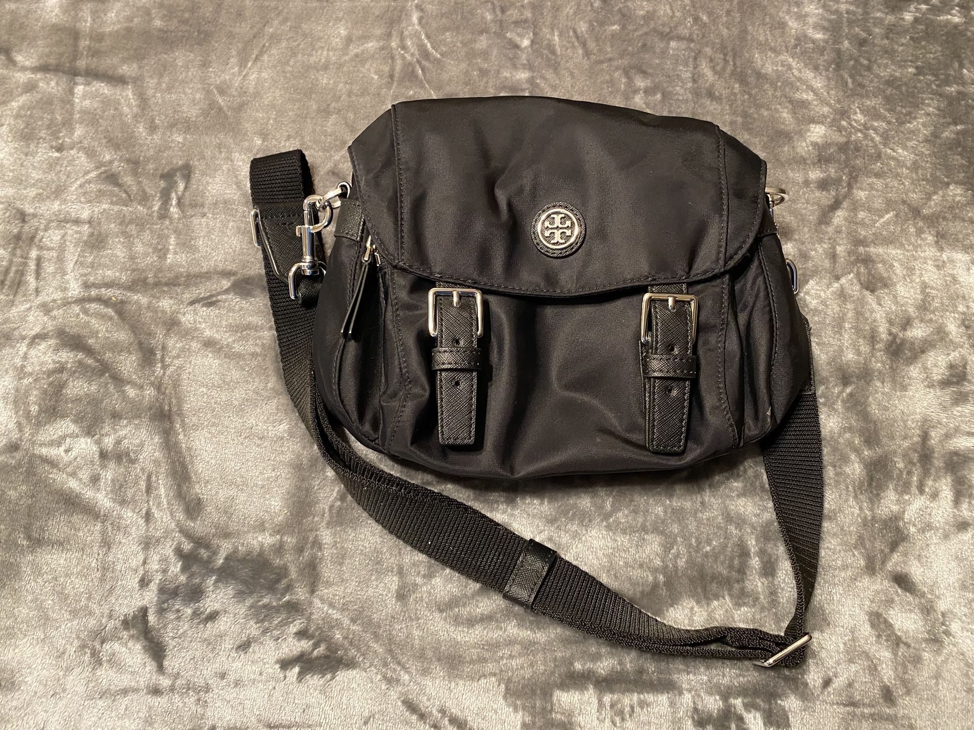 Tory Burch Virginia Small Messenger Bag. 