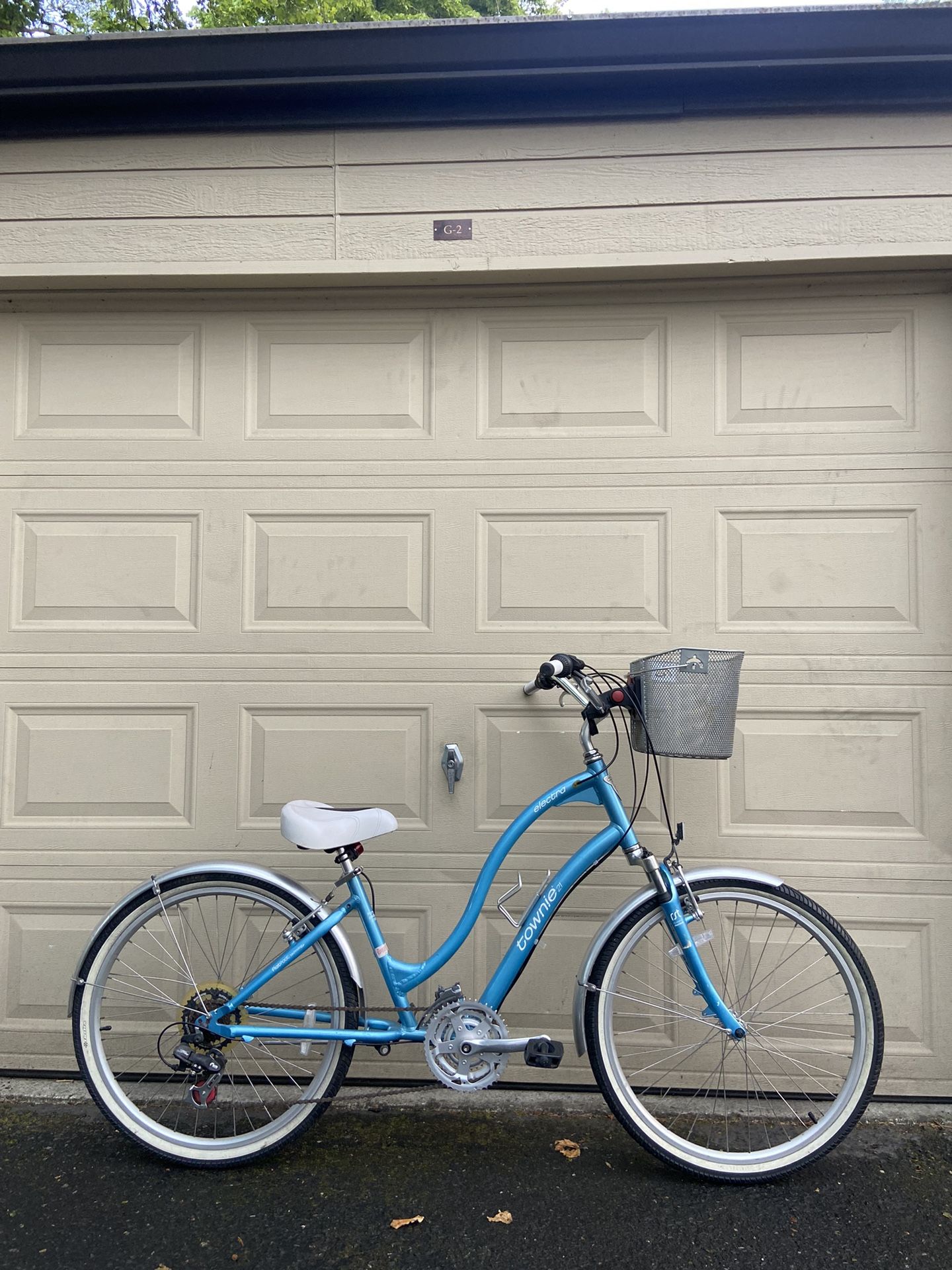 Electra Townie 21D Step-Through Comfort Cruiser Women’s Bike – 26” Wheels - 21-Speed Town Bicycle