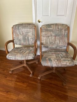 2 dining room chairs 🪑 on.       Wheels