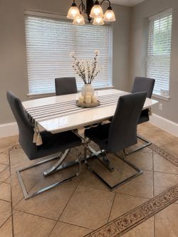 Modern Breakfast Dining Set Table and 4 chairs