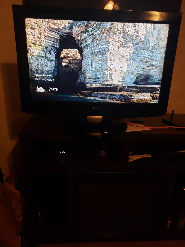 32 inch LG Tv in very good condition great for kids gaming system 80.00 obo