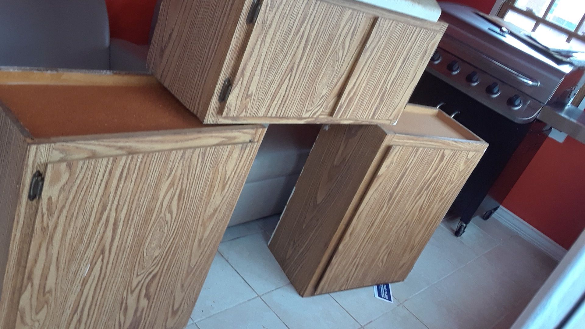 Top 3 kitchen cabinet with tractor in bery good condition