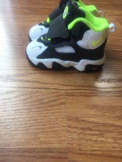 Nike air max turf size 4c