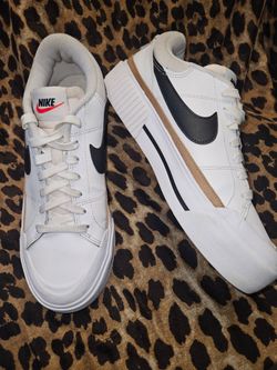 NIKES SZ. 8