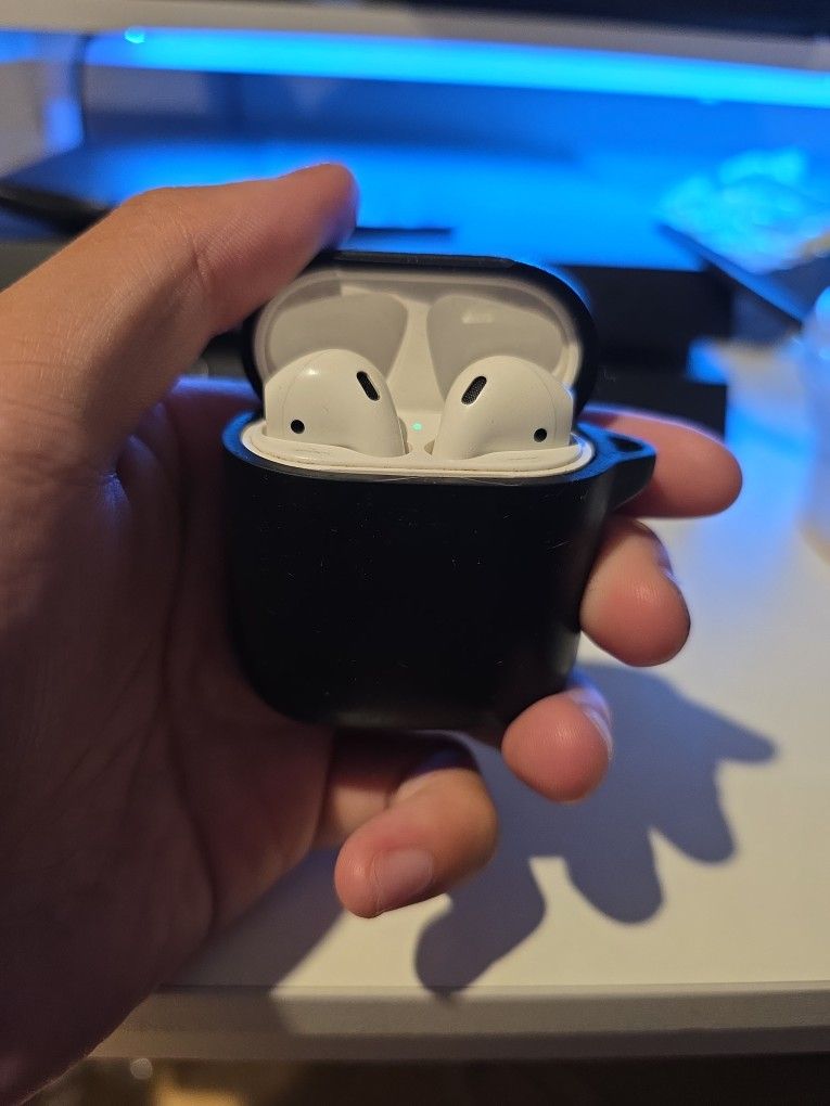 White Apple Airpods 1st Gen