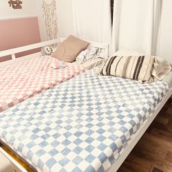 only 1 white twin bed