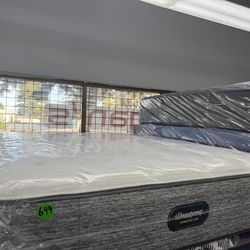 QUEEN SIZE SIMMONS BEAUTYREST HARMONY LUX MATTRESS & BOX SPRING BED SET