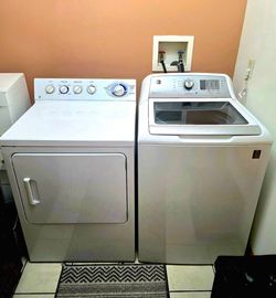 GE 5.0 c.u.ft top load Washer w/gas dryer