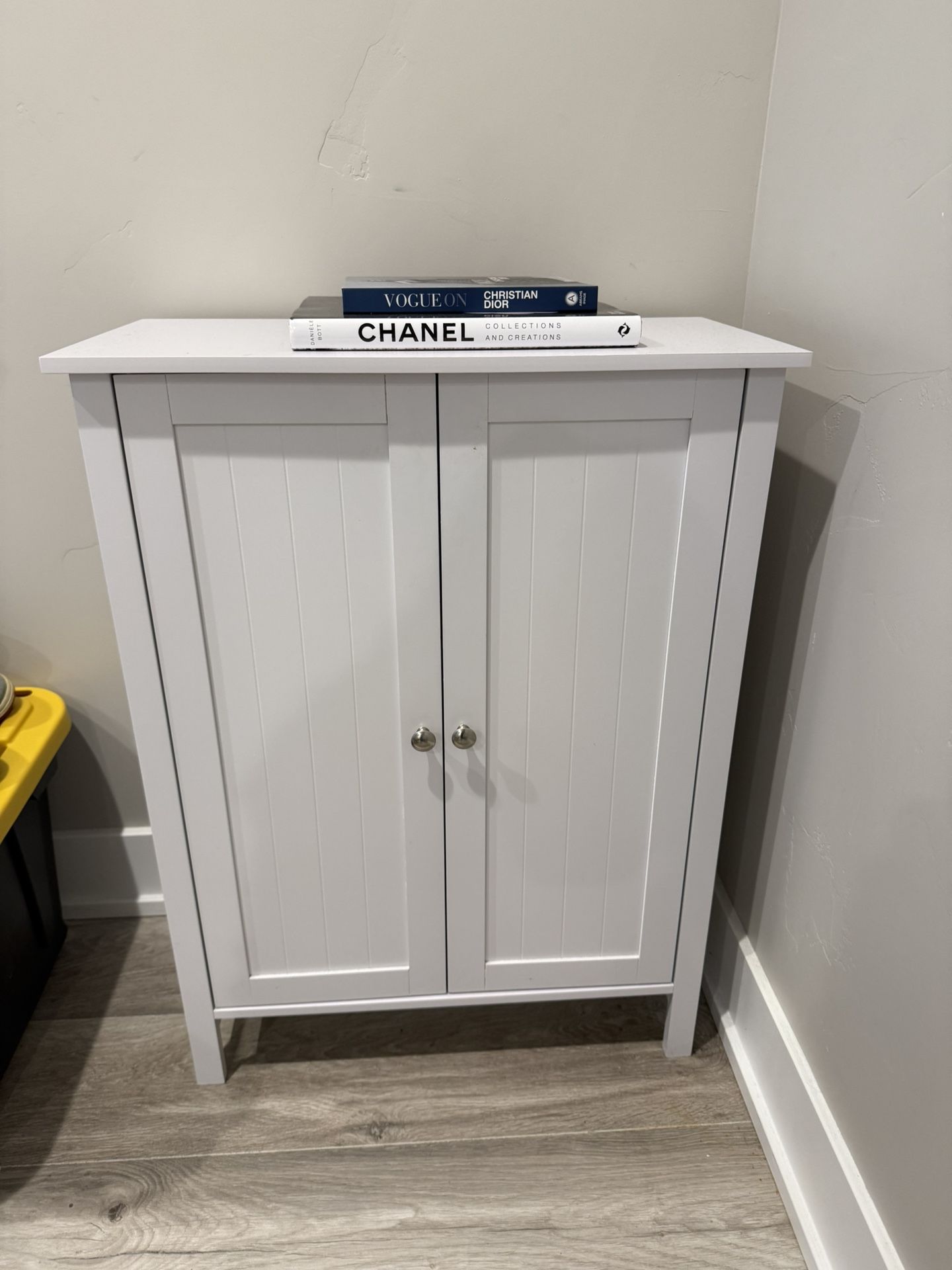 Small White Cabinet With Shelf 