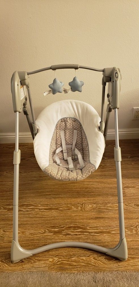 Baby Swing Bouncer For Infant By Graco Slim Spaces Compact Folding Space Saver Swing For Infant. Great In Super Clean Condition.