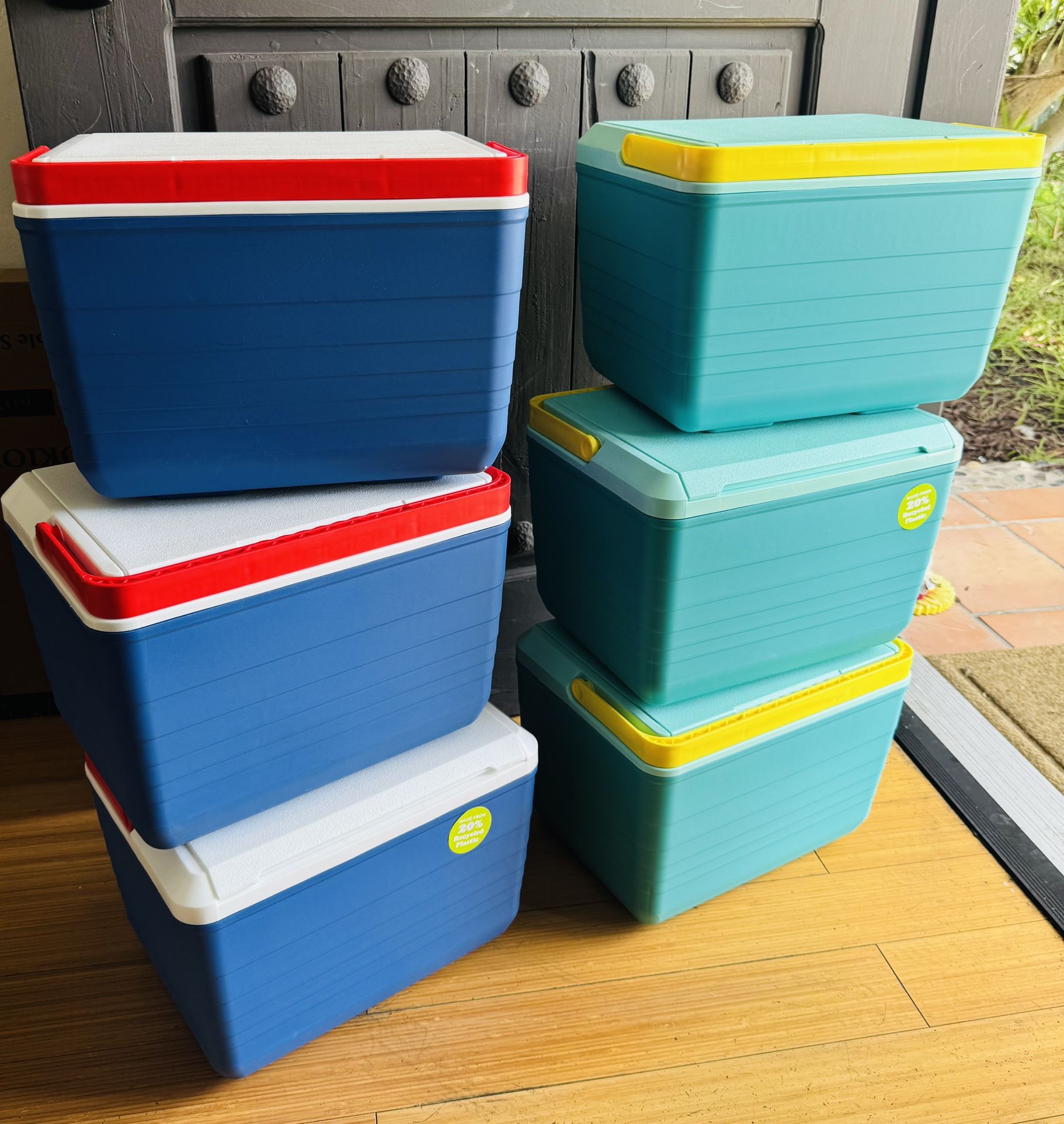 14 can / 10qt cooler $15 Each/Hieleras Entran 14 Latas $15 Cada Una