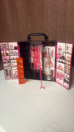 2011 Mattel Barbie Fashionista Ultimate Closet/Barbie doll storage/carrying case