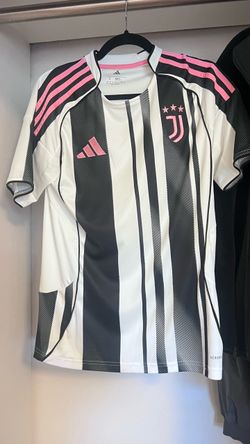 ⚫⚪🩷 Juventus Home — adidas, black/white with pink accents  2025/26 (Small)
