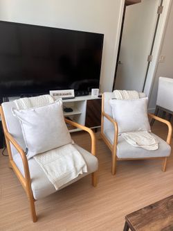 Set of 2 Accent Chairs – Wood Frame