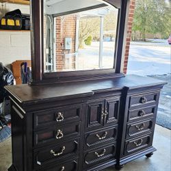 10 DRAWER SOLID WOOD DRESSER / MIRROR (Delivery Available)