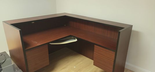 Commercial mahogany reception desk. Se Habla Español.
