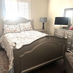 Elegant Silver Bedroom Set – Excellent Condition 