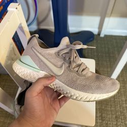 Women’s Nike Epic React Flyknit 2 Size 7.5 Womens