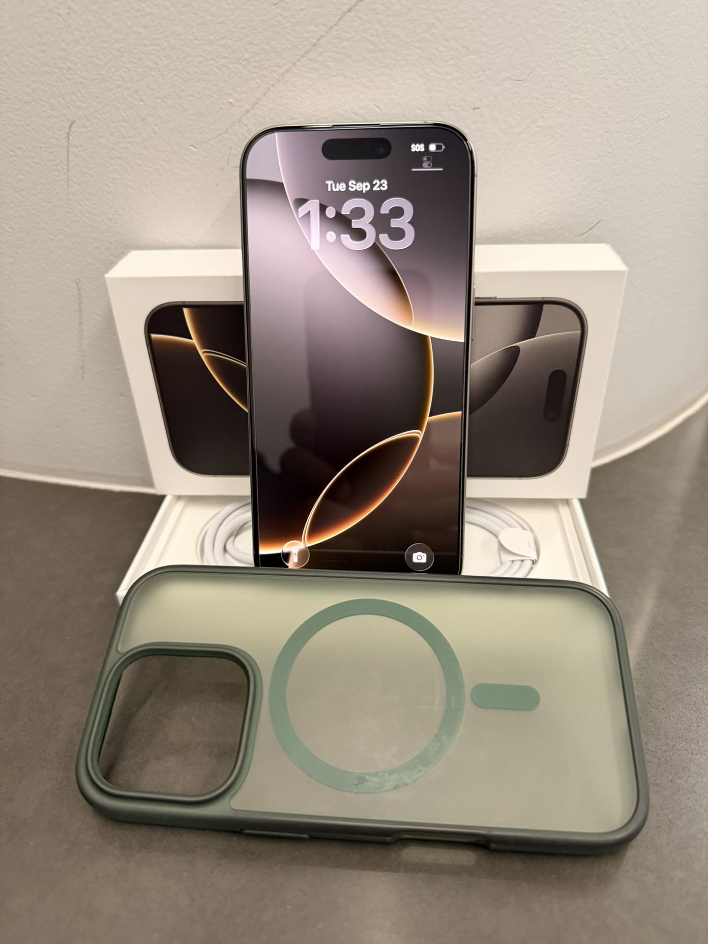 IPhone 16 Pro  256  GB. Pristine Like New  Condition Unlocked Use Any Carrier Hablo Espanol.