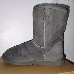 UGG  Australia Gray Suede Short, Size 7, Great Condition