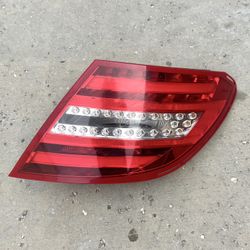 2012 - 2014 MERCEDES C350 / W204 RH PASSENGER SIDE TAILLIGHT OEM
