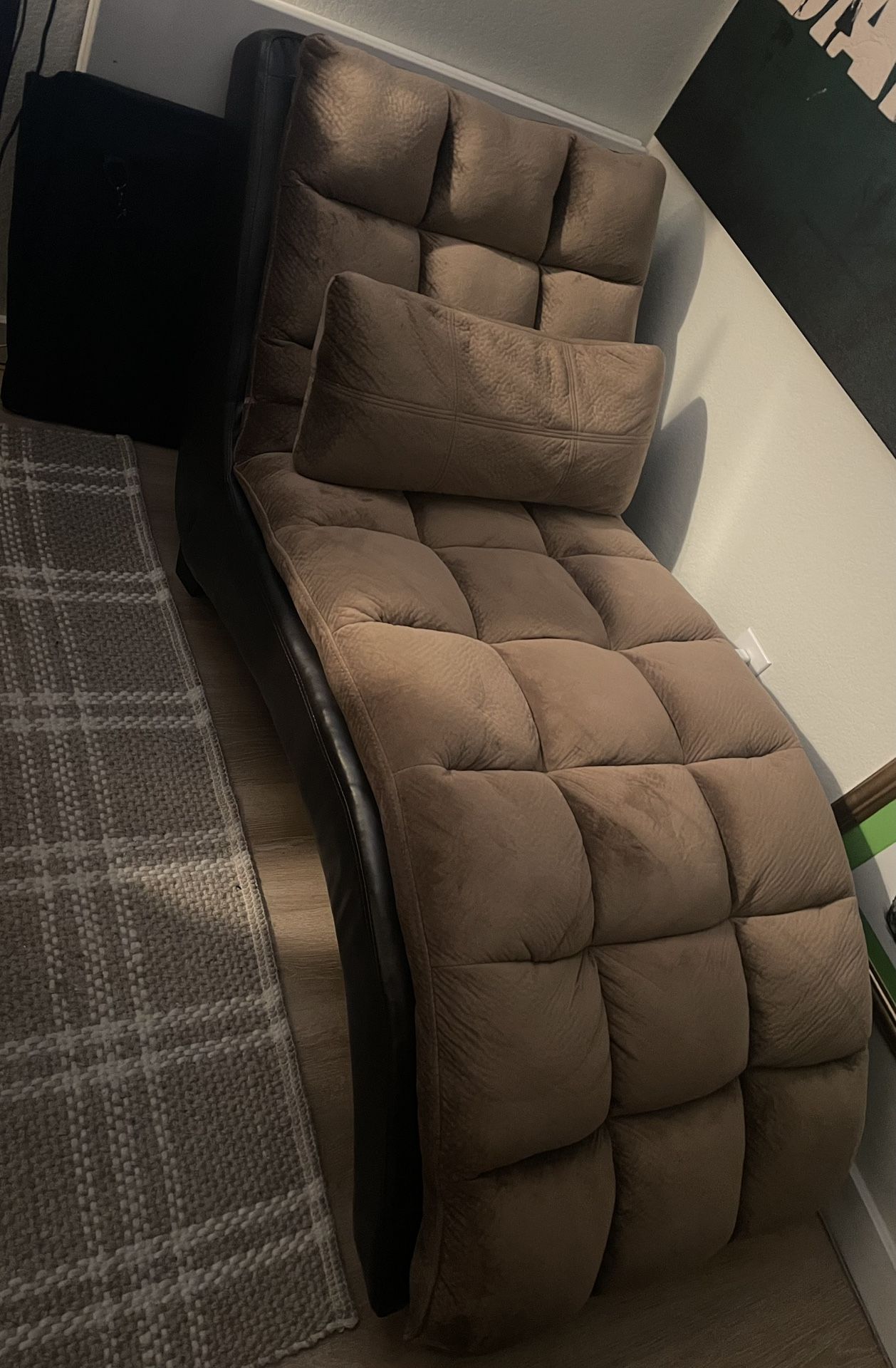 Chaise/Chair/Sofa