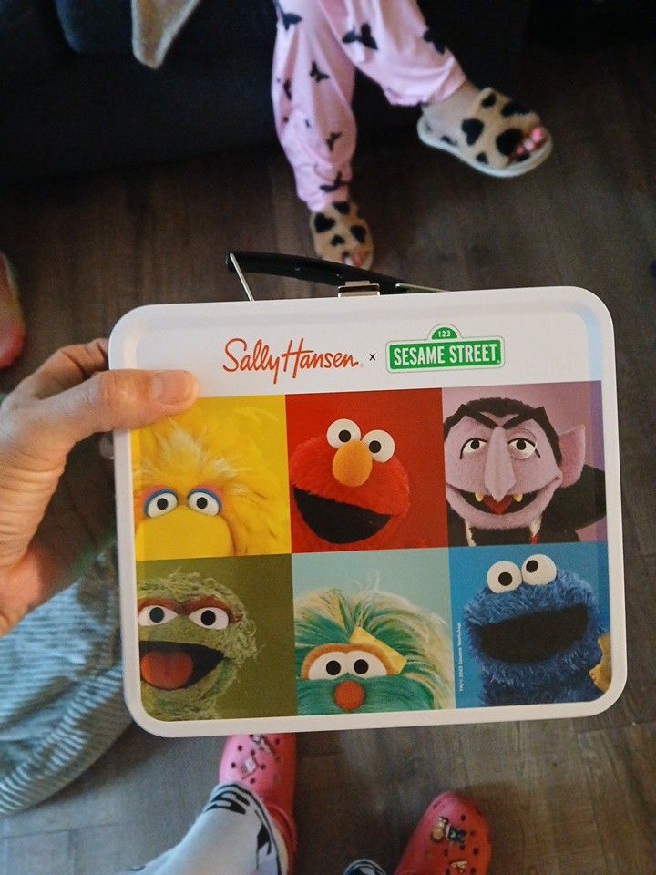 Sally Hansen x Sesame Street 2023 Vintage Style Metal Lunch Box *BRAND NEW*
